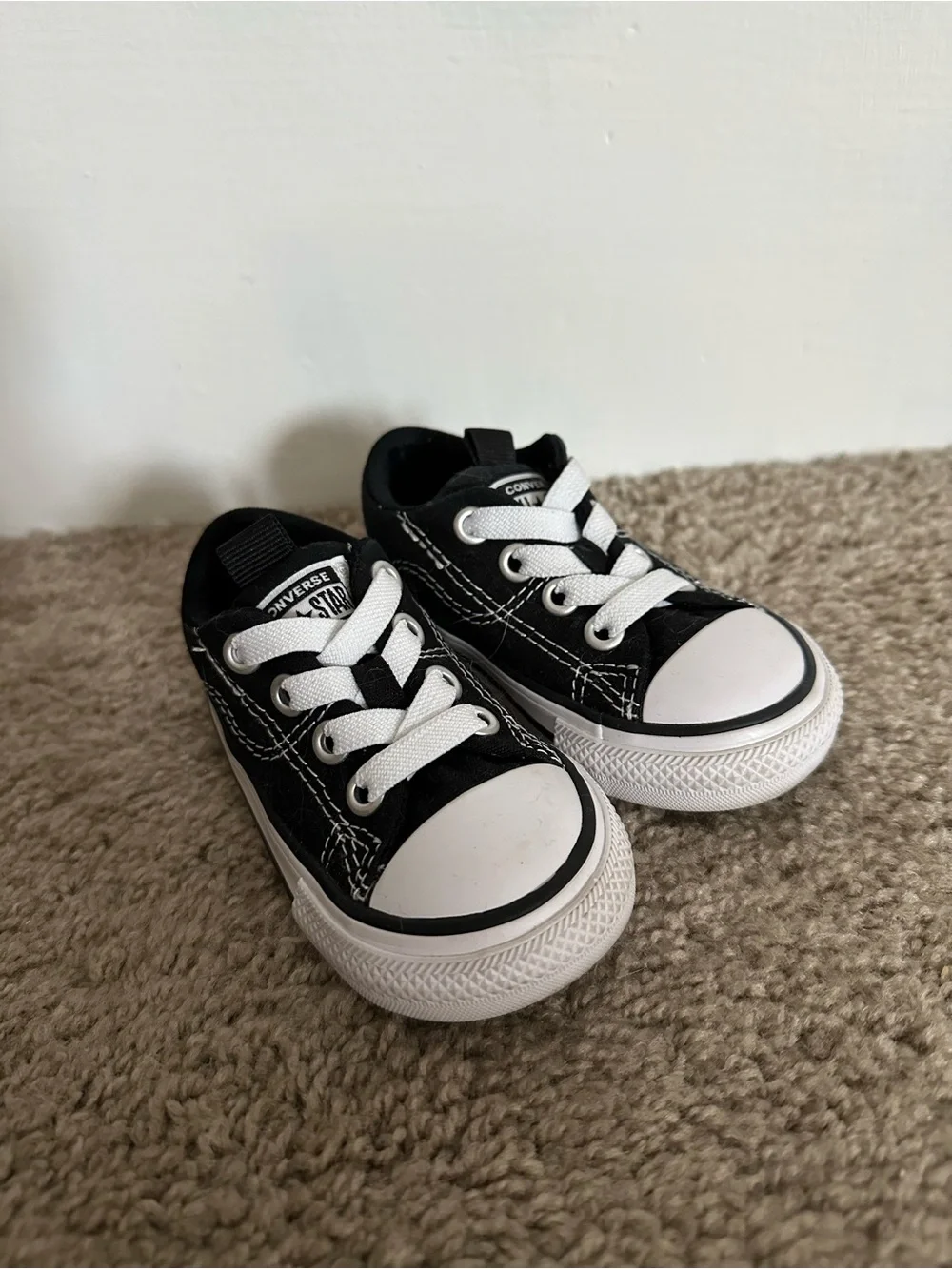 Converse Toddler Low Top Sneakers in Black - size 5
